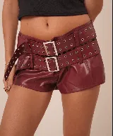 Micro short de cuero sintético color borgoña, con múltiples cinturones con hebillas metálicas y ojales.