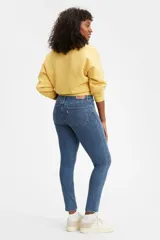 Jeans de tiro alto color azul medio, corte skinny.