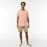 Remera rosa de punto de piqué con cuello en V y mangas cortas.