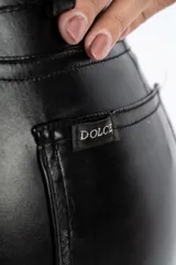 Pantalón chupín de cuero sintético negro, tiro alto y calce ajustado.