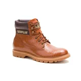 Bota acordonada Caterpillar modelo Colorado, color marrón con textura símil piel de cocodrilo, cuello acolchado marrón oscuro, logo Caterpillar en el lateral y suela de goma.