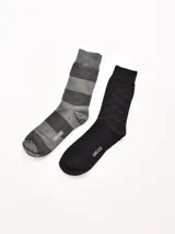 Pack de dos pares de medias grises. Un par a rayas horizontales y otro con diseño de rombos en gris y verde. Marca Grego.