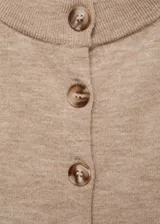 Cárdigan gris de punto con cuello redondo, cierre frontal con botones, puños elásticos y corte recto.