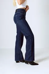 Pantalón de jean de tiro alto, corte recto y acampanado, color azul oscuro.