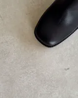 Botines de cuero vacuno color marrón chocolate, con caña media, punta cuadrada y taco bloque.