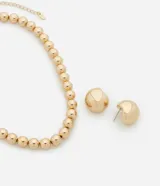 Conjunto de collar corto y aros tipo botón, ambos dorados con diseño de esferas lisas.