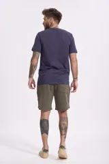 Remera blanca de algodón con cuello redondo y estampado pequeño de una moto en el pecho.