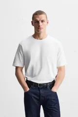 Camiseta blanca de cuello redondo y manga corta, corte regular.