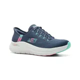 Championes deportivos Skechers Slip-ins Arch Fit 2.0 Easy Chic, color azul marino con detalles en verde agua y rosa. Diseño sin cordones con capellada de malla y refuerzos sintéticos, plantilla Arch Fit removible y suela con amortiguación.