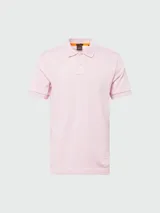 Remera polo color rosado, corte slim fit, confeccionada en piqué de algodón.