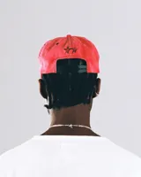 Gorro de béisbol color rosa con bordado del logo de la marca y un caballo salvaje.
