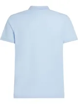 Chomba celeste de piqué de algodón con cuello clásico, tapeta de dos botones y logo vertical bordado en el pecho.