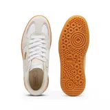 Championes Puma Palermo Lamoda, color blanco con detalles en rosa y suela de goma color caramelo.