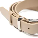 Cinturón de cuero vacuno color taupe, de 2,8 cm de ancho, con hebilla metálica plateada.