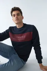 Buzo de felpa azul marino con una franja horizontal bordó en el pecho con la inscripción "BROOKSFIELD ESTABLISHED IN TORINO, ITALY - SINCE 1971".