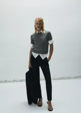 Pantalón de vestir negro de corte recto, con bolsillos laterales y traseros.