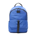 Mochila azul de tela con doble cierre, compartimento para notebook pequeña, forro interior textil y bolsillo externo con solapa.