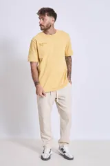 Remera blanca de algodón con cuello redondo y logo pequeño estampado en el pecho.