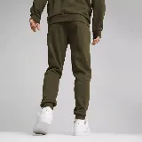 Pantalón de jogging verde militar de Puma, modelo ESS Logo, con cintura elástica ajustable con cordón, bolsillos laterales y logo estampado en blanco en la pierna izquierda.
