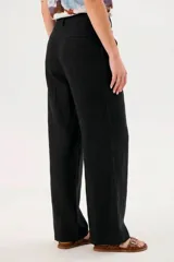Pantalón negro de corte palazzo, con cintura alta y pinzas frontales.