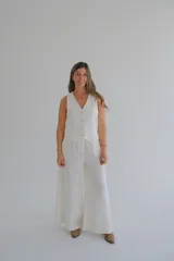 Pantalón palazzo color blanco hueso, de tiro alto y corte holgado. Confeccionado en lino.