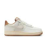 Championes Nike Air Force 1 07 Lv8, color blanco con detalles en beige.