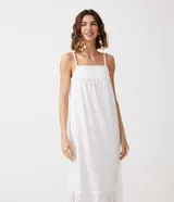 Vestido largo blanco de algodón con tirantes finos, escote cuadrado, detalles de laise en escote y ruedo, y lazo trenzado para atar en la cintura.