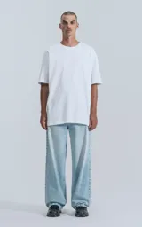 Remerón blanco de corte extra oversize con hombros caídos y cuello redondo. Confeccionado en algodón premium americano muy suave al tacto y doble costura al tono del color base.