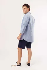 Camisa celeste de manga larga con cuello clásico y corte slim.