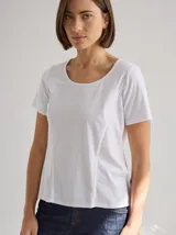 Remera gris de manga corta con cuello redondo y líneas verticales en blanco y negro. Corte recto y holgado. Confeccionada en algodón y spandex.