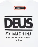 Remera blanca de manga corta con cuello redondo, logo Deus Ex Machina en el pecho y estampado Deus Racing Team en la manga.
