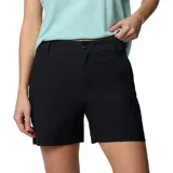 Short negro de tiro medio, con tecnología de repelencia al agua Omni-Shield, bolsillos laterales, bolsillo trasero con cierre de velcro, bolsillo de seguridad con cremallera y trabilla multiusos.