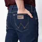 Pantalón de jean Wrangler corte slim, color azul oscuro.