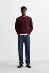 Jersey de hombre color beige, de cashmere, corte regular, cuello redondo y manga larga.