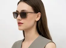 Lentes de sol INVU color nude con marco rectangular de acetato y lentes polarizadas color vino.