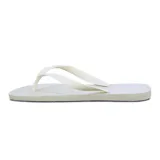 Ojotas blancas de goma con tiras finas y logo de la marca en la plantilla.