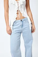 Pantalón de jean gris oscuro, de corte recto y tiro bajo.