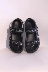 Sandalias negras con plataforma y apliques de strass.