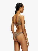 Calzoncillos tipo tanga de encaje color marrón con estampado de camuflaje sutil. Presenta un logo bordado en el centro frontal.