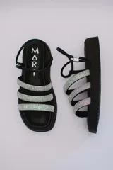 Sandalias negras con plataforma y tres tiras horizontales con apliques brillantes.