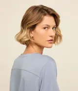 Remera deportiva color verde salvia, de manga corta y escote en V. Confeccionada en microfibra con orificios para facilitar la transpiración.