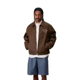 Chaqueta tipo trucker o blouson de color marrón oscuro, con cuello camisero, cierre frontal y bordado de la marca Carhartt Work In Progress en el pecho.