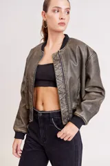 Pantalón de jean negro de corte ancho con aberturas en el ruedo y detalle de strass en la cintura y bolsillos.