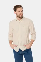 Camisa de lino blanca de manga larga, con bolsillo en el pecho con logo bordado y botones personalizados.