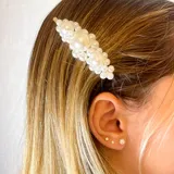 Broche para el pelo tipo horquilla decorado con perlas artificiales de diferentes tamaños.