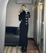 Vestido midi marrón de morley grueso, corte ajustado, cuello alto y mangas largas.