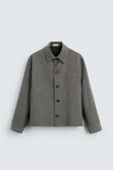 Sobrecamisa gris con diseño de espiga, corte regular, cuello solapa, manga larga con puños abotonados y cierre frontal con botones.