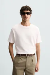 Camiseta marrón de punto, corte regular, cuello redondo y manga corta con terminaciones en rib.