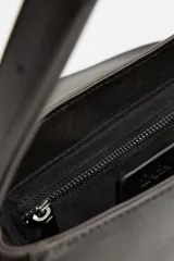 Bandolera negra de cuero sintético con hebilla metálica al frente y correa ajustable.