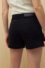 Short de jean celeste con bolsillos delanteros con solapa y ruedo con dobladillo.